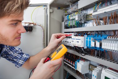 fusebox izolasyon direnci test cihazı ile inceleyerek teknisyeni