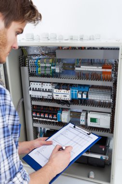 fusebox incelenmesi sırasında teknisyen holding Pano