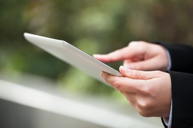 açık havada dijital tablet kullanarak iş kadını