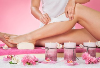 müşterinin bacak Spa waxing terapist