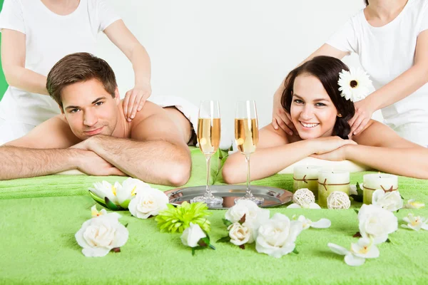 Feliz pareja recibiendo masaje de hombro en spa de belleza — Foto de Stock