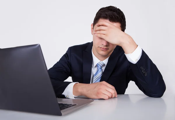 Worried Businessman Looking At Laptop At Desk — Stock Photo, Image