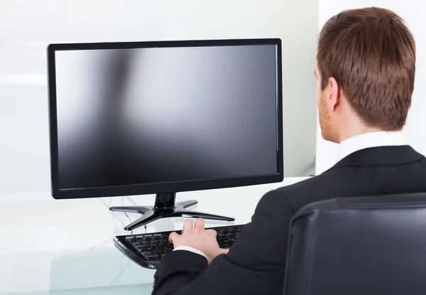 Affärsman använder dator på kontoret skrivbordet — Stockfoto