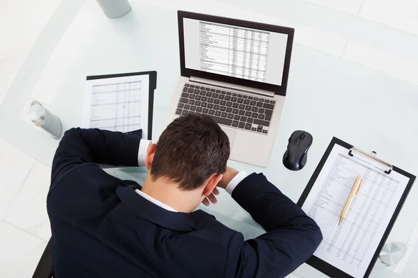 Müder Geschäftsmann schläft bei der Spesenberechnung im Büro — Stockfoto