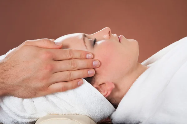 Relajada mujer recibiendo masaje en la cabeza en el spa —  Fotos de Stock