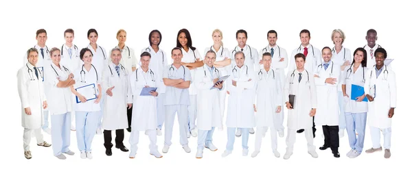 Médicos confiantes contra fundo branco — Fotografia de Stock