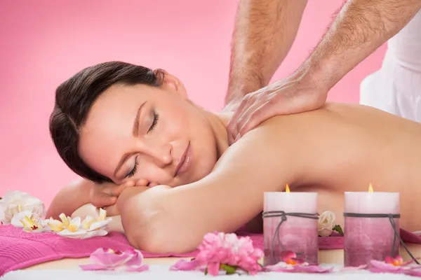 Frau erhält Rückenmassage im Wellnessbereich — Stockfoto