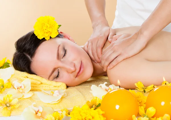 Усміхнена жінка отримує плече масаж в спа — стокове фото