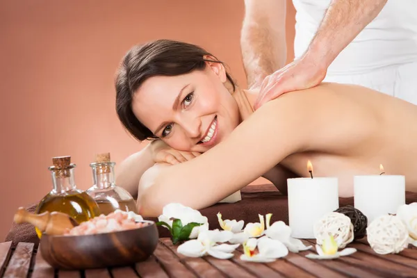 Donna ricevendo indietro massaggio in spa — Foto Stock