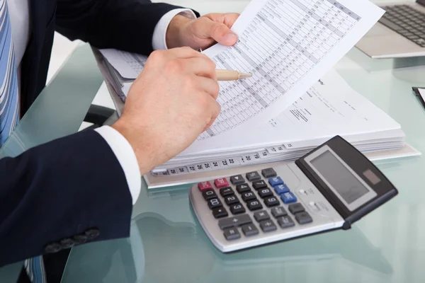 Homme d'affaires tenant le calcul des dépenses dans le bureau — Photo
