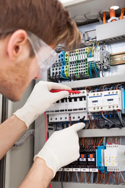 Electrical Engineer Examining Fusebox With Multimeter Probe — Stock Photo, Image