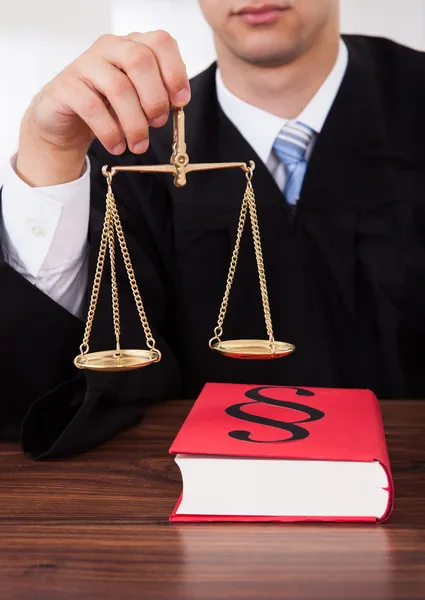 Domaren håller vikt skala i rättssalen — Stockfoto