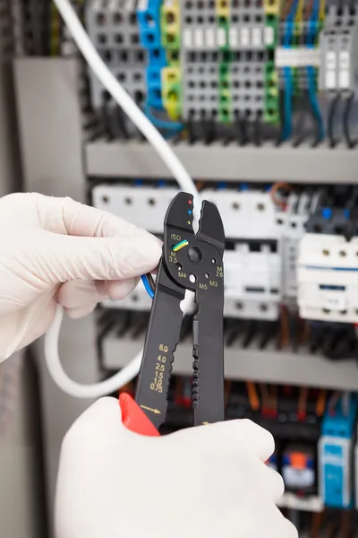 Cable de corte de ingeniero eléctrico masculino —  Fotos de Stock