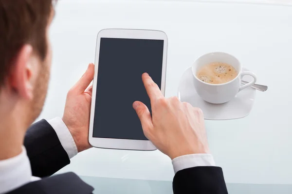 Pengusaha yang memegang tablet digital di kantor — Stok Foto