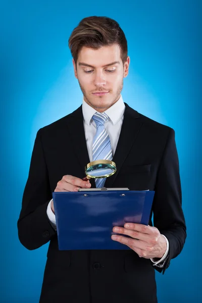 Businessman Examinando Documento na Área de Transferência — Fotografia de Stock