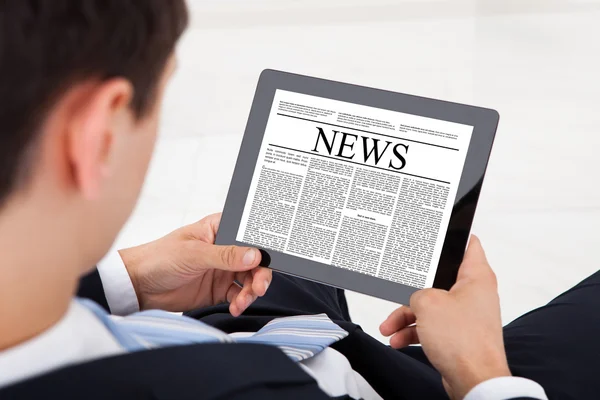 Üzletember, olvasás Hírek, digitális tabletta hivatalban — Stock Fotó