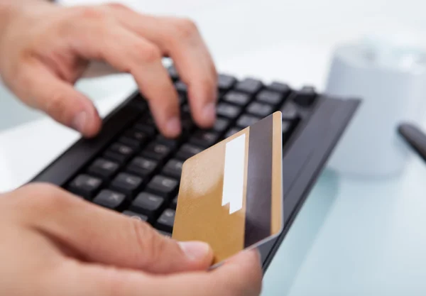 신용 카드는 사무실 책상에서 온라인 쇼핑 사업 — 스톡 사진
