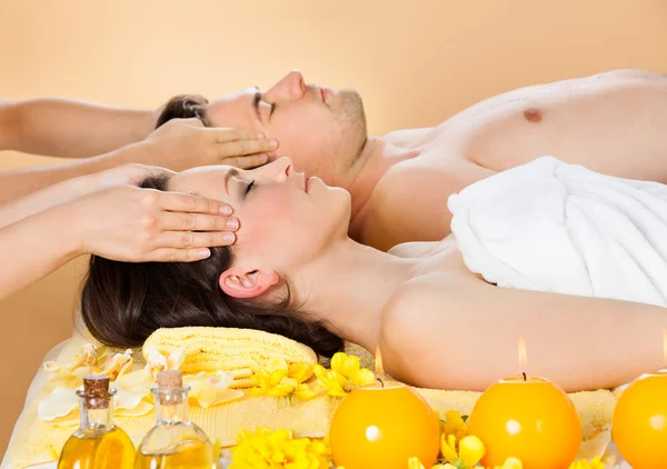 Ontspannen paar ontvangen hoofd massage in spa — Stockfoto