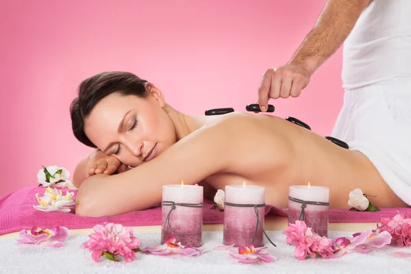 Woman Receiving Hot Stone Therapy In Spa — Stock Photo, Image
