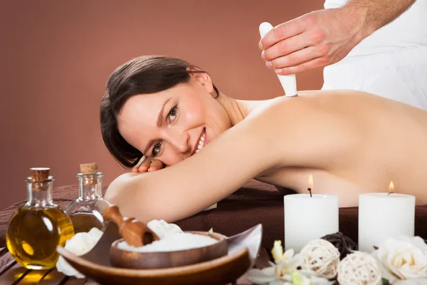 Kvinna tar emot microdermabrasion terapi på beauty spa — Stockfoto