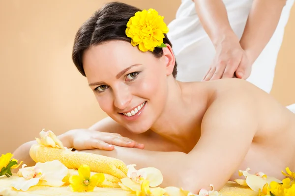 Frau erhält Rückenmassage im Wellnessbereich — Stockfoto