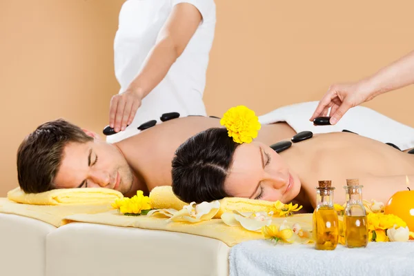Couple Receiving hot stone Therapy At Spa — Stock Photo, Image