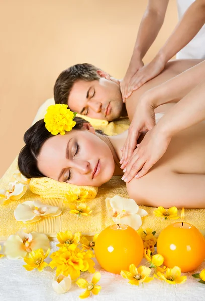 Pár obdrží ramenní masáž v lázních — Stock fotografie