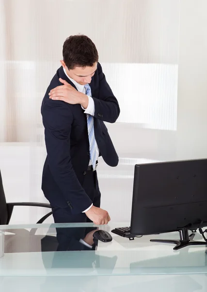 Üzletember szenved a váll fájdalom a Hivatal — Stock Fotó
