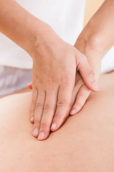 Vrouw masseren man's terug in spa — Stockfoto