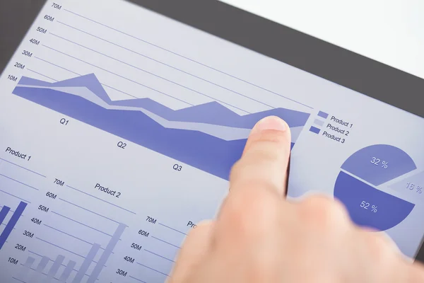 Geschäftsmann analysiert Grafiken auf digitalem Tablet — Stockfoto