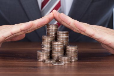 işadamı askerlerinden para yığınları