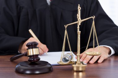 erkek yargıç mahkeme salonunda belge imzalama