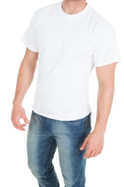adam giyen beyaz tshirt