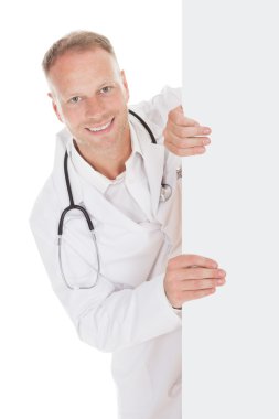 erkek doktor görüntülenirken billboard