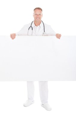 erkek doktor görüntülenirken billboard
