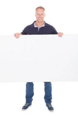 adam boş billboard bakan