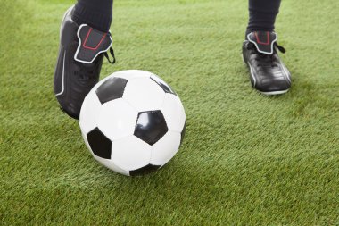 Player'ın bacağına futbol topu