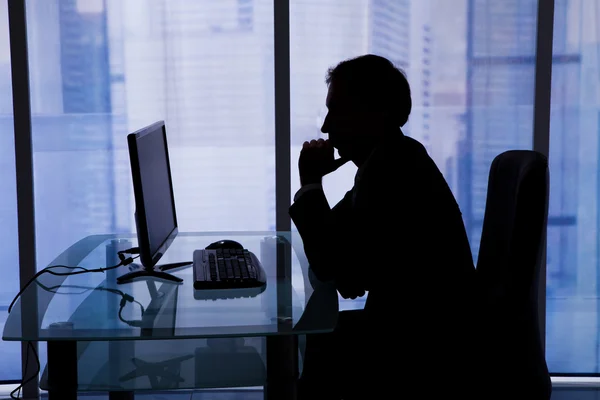 Zakenman met behulp van computer — Stockfoto