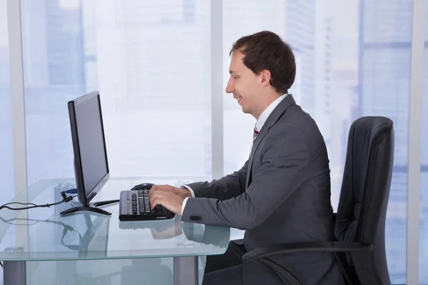 Zakenman werkt op de computer — Stockfoto