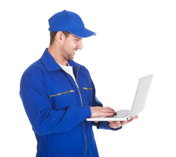 Mechanic met behulp van laptop — Stockfoto