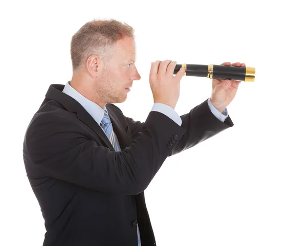 Empresario mirando a través del telescopio de mano — Foto de Stock