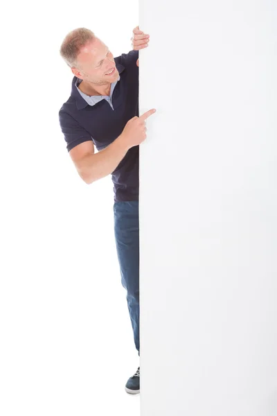 Hombre mirando la cartelera en blanco — Foto de Stock