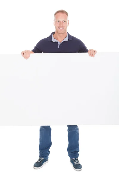 Uomo guardando cartellone bianco — Foto Stock