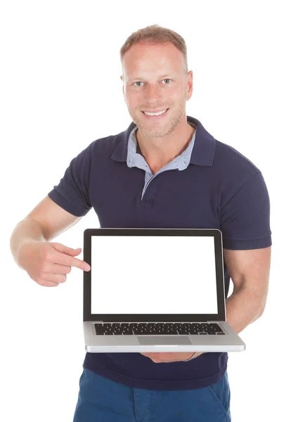 Homem apontando para tela do laptop — Fotografia de Stock