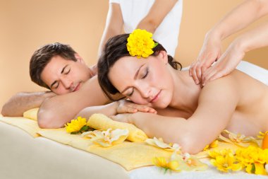 Çift alıcı omuz masajı