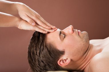 adam alıcı alnına Masaj