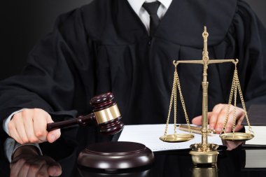 çekiç ve ağırlık ölçeği ile hakim