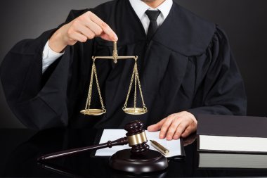 Yargıç ağırlık ölçekli holding