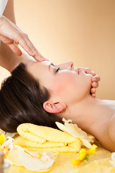 Mujer recibiendo masaje en la cabeza —  Fotos de Stock