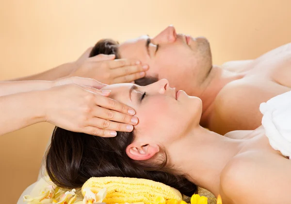 Casal recebendo massagem na cabeça — Fotografia de Stock